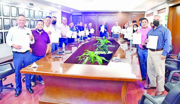Becan a funcionarios para profesionalizarse