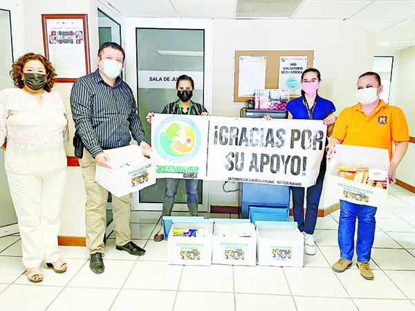 Colaboradores de Greenbrier GIMSA con familias de mineros de Sabinas