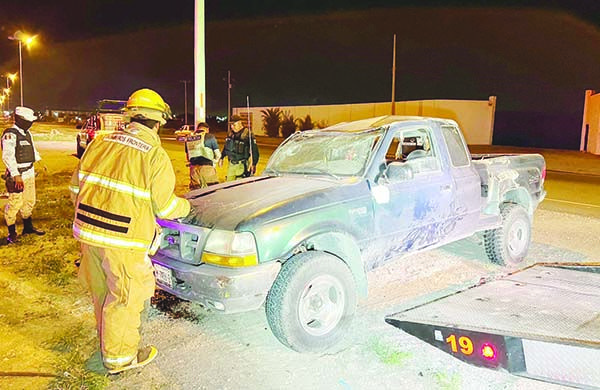 Vuelca mecánico camioneta ajena