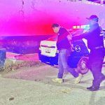 Policías lo detienen por orinar en calle