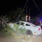 Choca de madrugada pareja en su Mustang