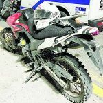 Avienta a moto con automóvil