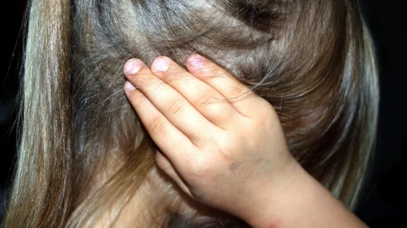Gritar y castigar con golpes a los niños podría reducir el tamaño de su cerebro, señala estudio