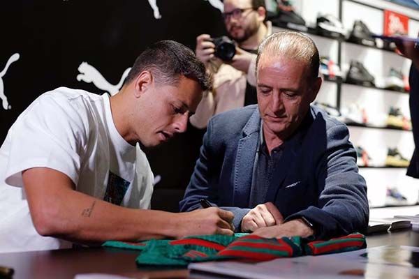 Consiente ‘Chicharito’ a aficionados en la CDMX