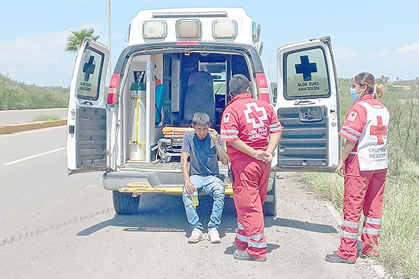 Cae a barranco, se salva de morir