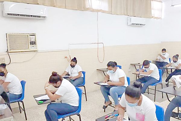 Recontrata escuela a maestro acosador