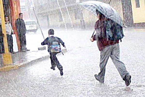 Pese a lluvias, buena asistencia a escuelas