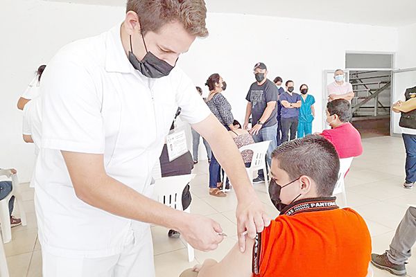 Vacunan vía amparo a niño contra Covid