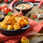 Prepara patatas bravas y acompáñalas con esta cerveza