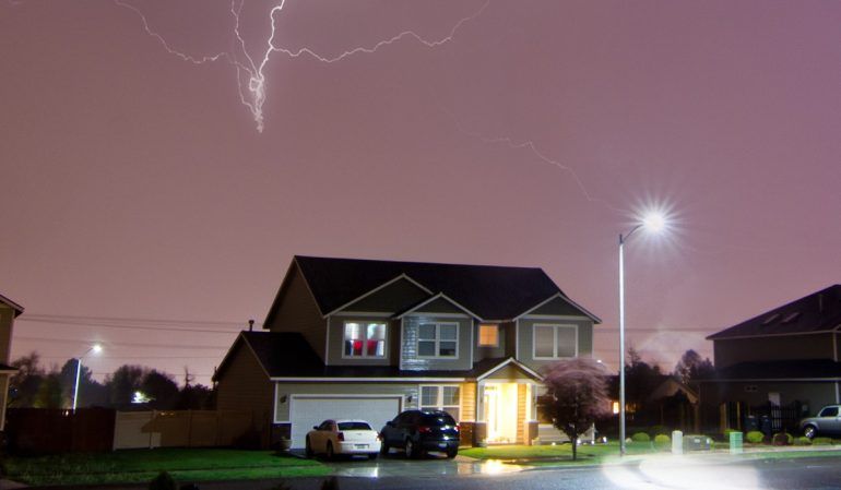 LA RAZÓN POR LA QUE NUNCA DEBERÍAS BAÑARTE DURANTE UNA TORMENTA ELÉCTRICA