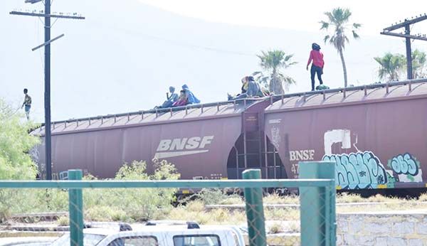 Evitan retenes; migrantes prefieren viajar en tren