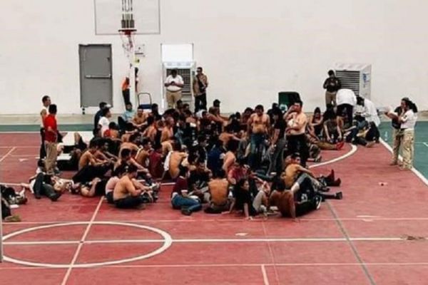 Mandan a migrantes al gimnasio Beto Estrada