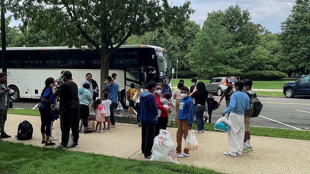 Gobernador de Texas envía a NY autobuses con indocumentados