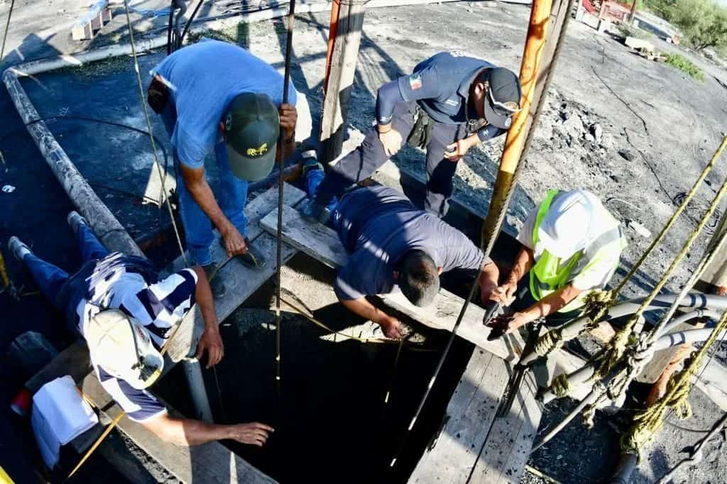 Continúan atrapados 10 mineros en Coahuila; trabajan en reducción de niveles del agua