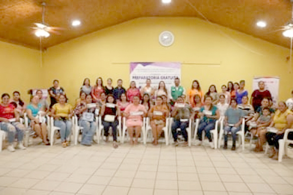 Becan a mujeres para estudiar preparatoria