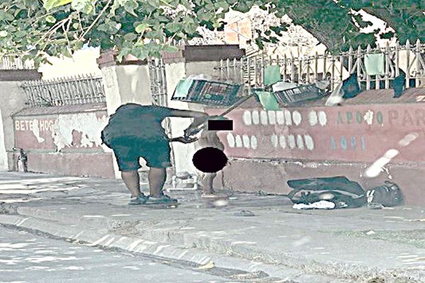 Conmueve niño migrante bañándose en la banqueta