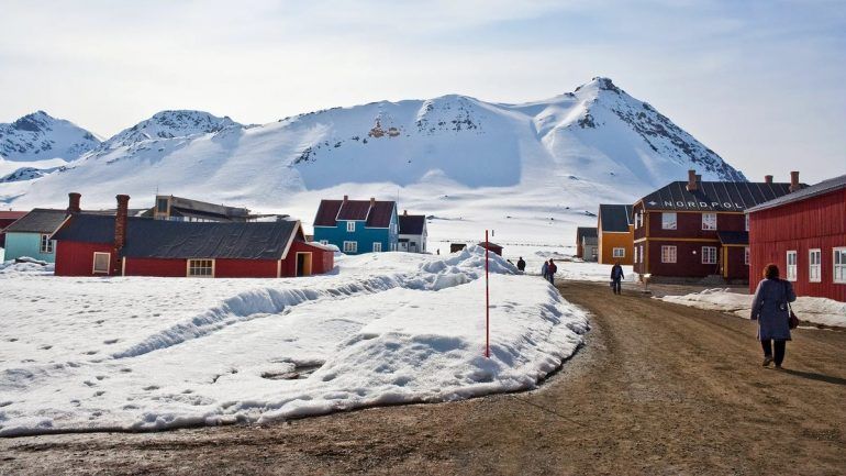 CÓMO ES NY-ÅLESUND, EL TERRITORIO CON EL AIRE MÁS LIMPIO DONDE EL INTERNET ESTÁ RESTRINGIDO