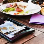 ¿Es obligatorio dejar propina en un restaurante? Esto dice la Profeco