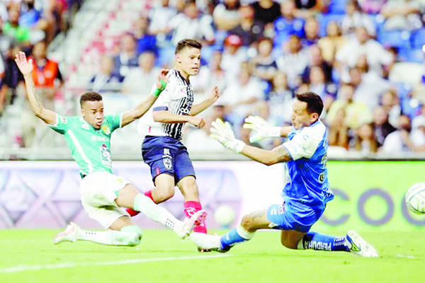 Triplete de ‘Ponchito’, goliza y liderato de Rayados