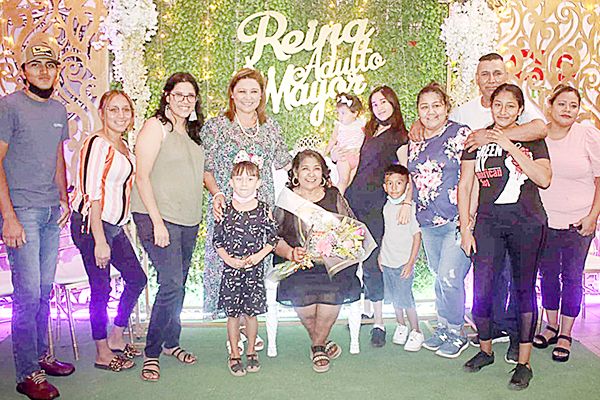 Margarita I es Reina del Adulto Mayor en Sabinas