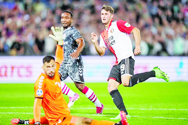 Santiago Giménez se estrena como goleador del Feyenoord
