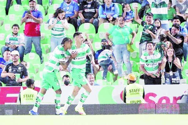 Golea Santos a Cruz Azul en el Estadio Corona