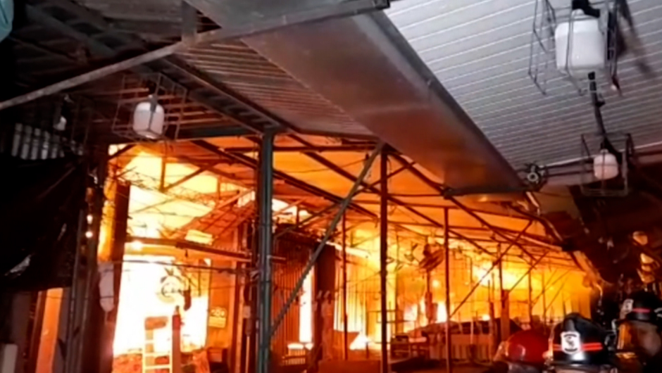 Bomberos logran controlar gran incendio en un mercado concurrido de Asunción, Paraguay