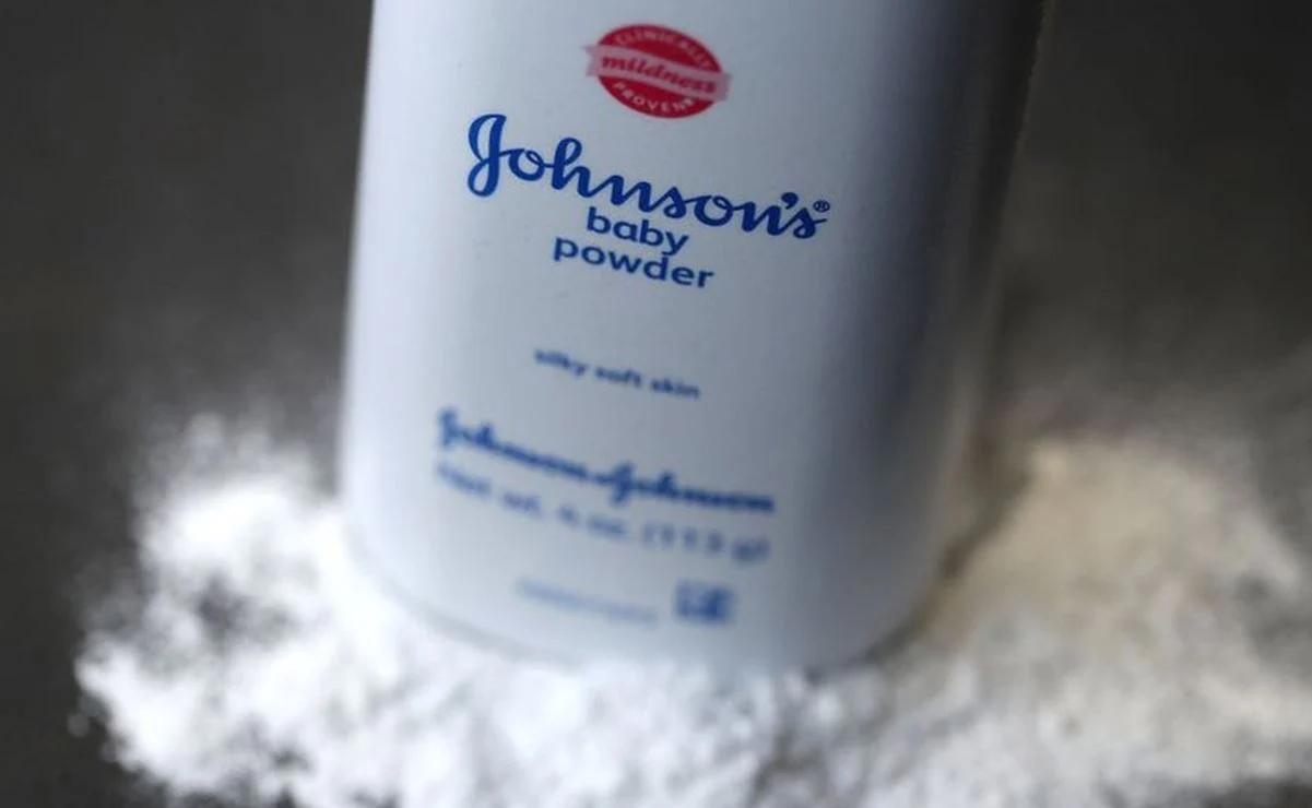 Por qué Johnson & Johnson dejará de vender en 2023 su talco para bebés?