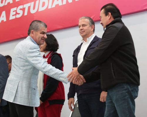 ENTREGAN MIGUEL RIQUELME Y JOSÉ MARÍA FRAUSTRO APOYOS A ALUMNOS DE LOS CAM