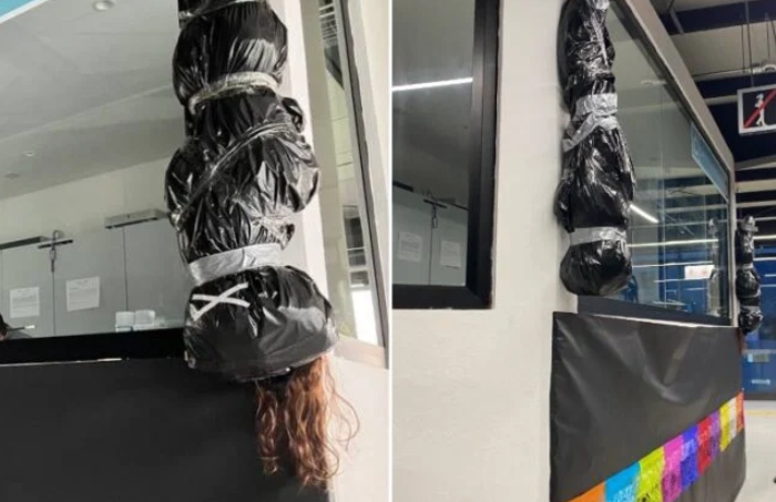 ‘ADORNAN’ ESTACIÓN DE CABLEBÚS CON ‘CUERPOS’ EMBOLSADOS POR DÍA DE MUERTOS