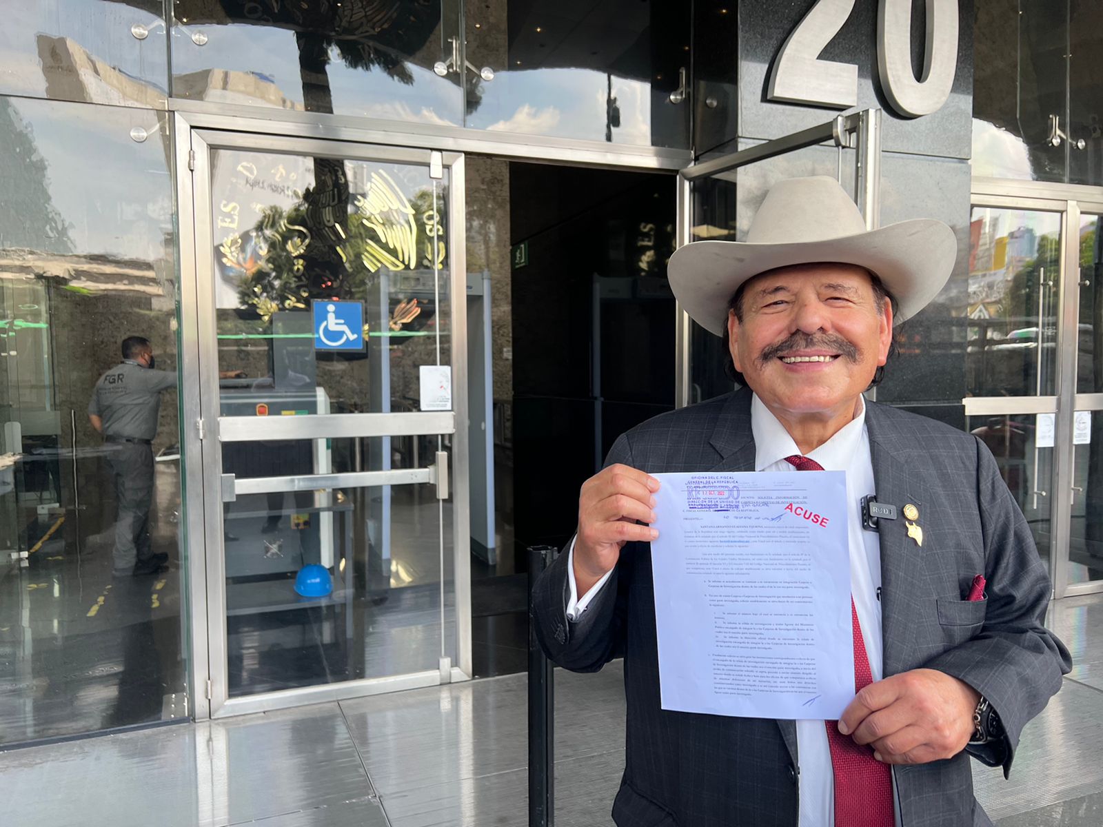 ASISTE ARMANDO GUADIANA VOLUNTARIAMENTE A LA FGR; SOLICITA INFORMACIÓN SOBRE PRESUNTAS INVESTIGACIONES EN SU CONTRA