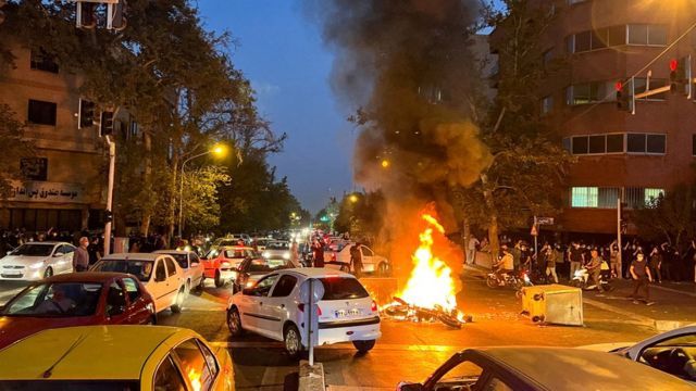 IRÁN DICTA LA PRIMERA CONDENA A MUERTE POR PARTICIPAR EN LAS PROTESTAS QUE SACUDEN AL PAÍS