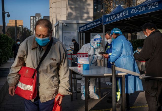 PEKÍN ENFRENTA EL MOMENTO «MÁS COMPLEJO Y GRAVE» DE LA PANDEMIA DE COVID-19 CON UN AUMENTO DE CASOS Y LAS PRIMERAS MUERTES EN SEIS MESES