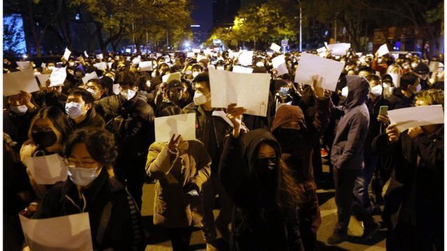 CÓMO CHINA ESTÁ SILENCIANDO LAS PROTESTAS CONTRA EL GOBIERNO Y SU POLÍTICA DE «COVID CERO»