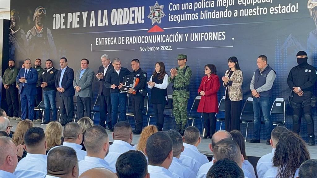 EN COAHUILA ENTREGAN UNIFORMES Y EQUIPOS DE RADIO