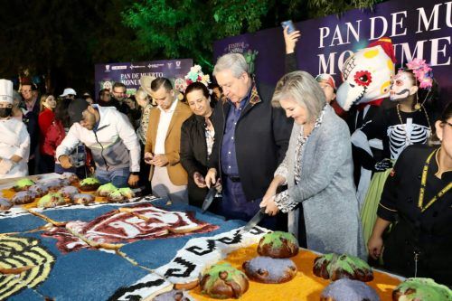 CIERRA GOBIERNO DE SALTILLO FESTIVAL CON PAN DE MUERTO MONUMENTAL