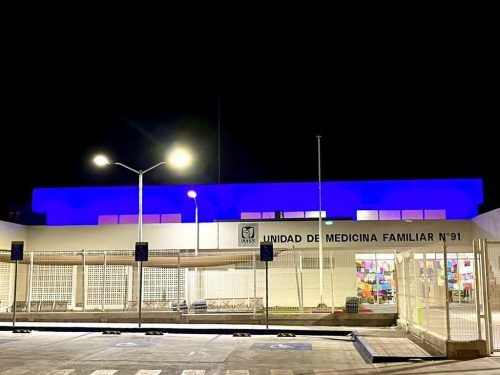 ILUMINA IMSS COAHUILA EDIFICIOS EN AZUL PARA LLAMAR A PREVENIR ENFERMEDADES DEL HOMBRE