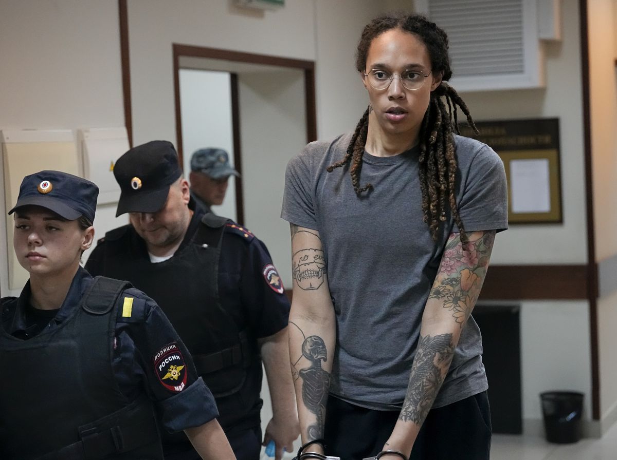 BRITTNEY GRINER: RUSIA TRASLADA A LA ESTRELLA DEL BALONCESTO ESTADOUNIDENSE A UNA COLONIA PENAL