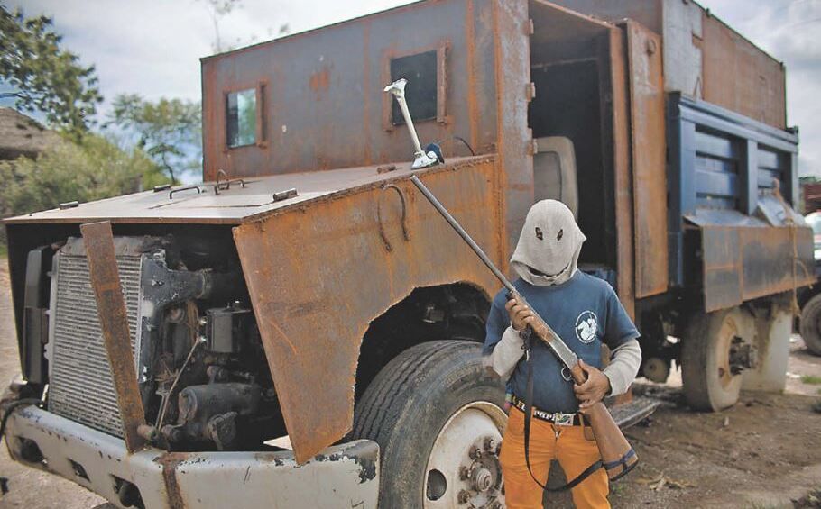 CJNG SECUESTRA A TRABAJADORES PARA BLINDAR SUS VEHÍCULOS