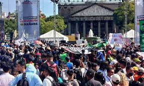 ARRANCA MARCHA DE LA COMUNIDAD DE UDEG EN RECLAMO CONTRA MENOR PRESUPUESTO
