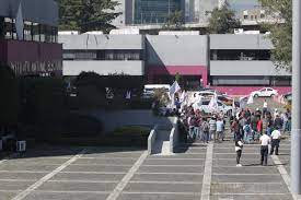 IRRUMPEN MANIFESTANTES EN INSTALACIONES DEL INE; ESTÁN A FAVOR DE REFORMA ELECTORAL DE AMLO
