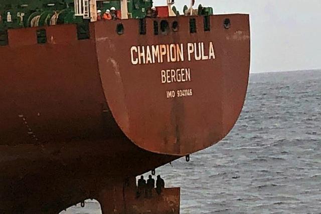 LA IMPRESIONANTE IMAGEN QUE MUESTRA A TRES MIGRANTES QUE VIAJARON 11 DÍAS EN LA PALA DEL TIMÓN DE UN PETROLERO PARA LLEGAR A ESPAÑA