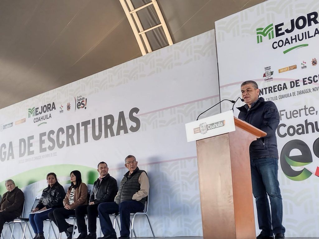 ENTREGAN RIQUELME Y CHEMA, ESCRITURAS A SALTILLENSES