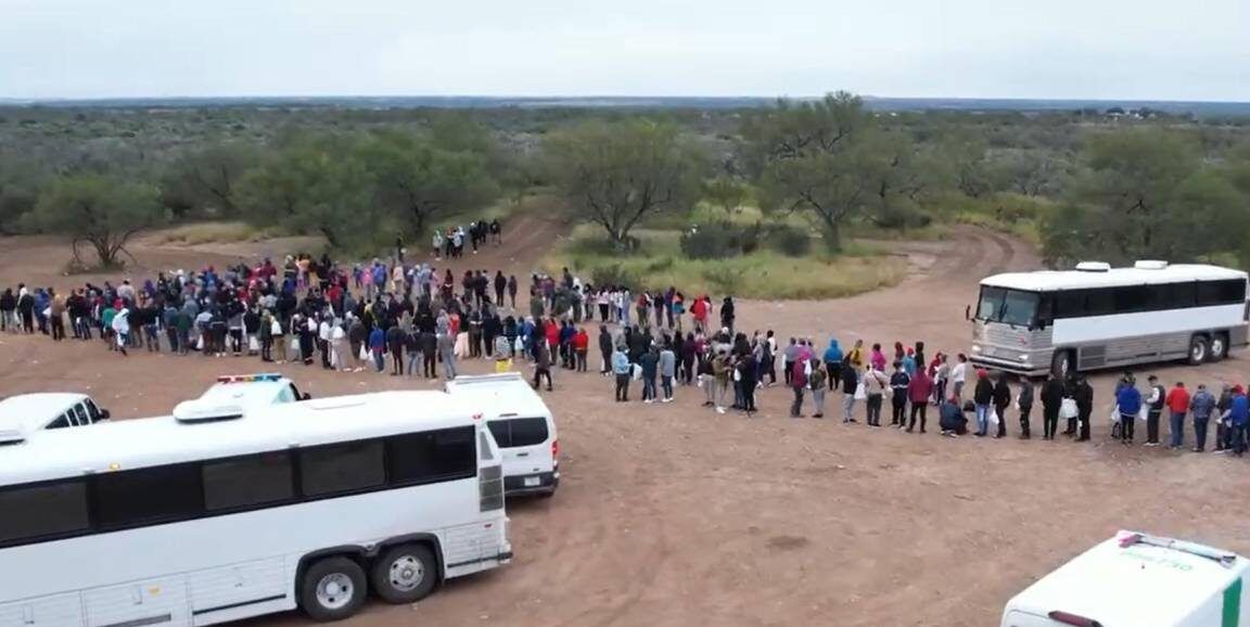 SE DISPARAN DETENCIONES DE MIGRANTES EN FRONTERA DE COAHUILA; TEXAS SE BLINDARÁ CON TANQUES DE GUERRA