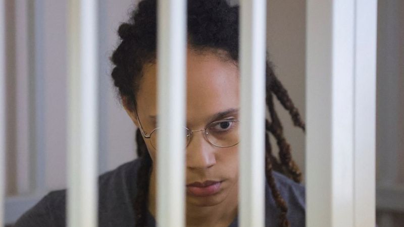 RUSIA LIBERA A LA BASQUETBOLISTA BRITTNEY GRINER EN INTERCAMBIO POR UN TRAFICANTE DE ARMAS CON EE.UU.