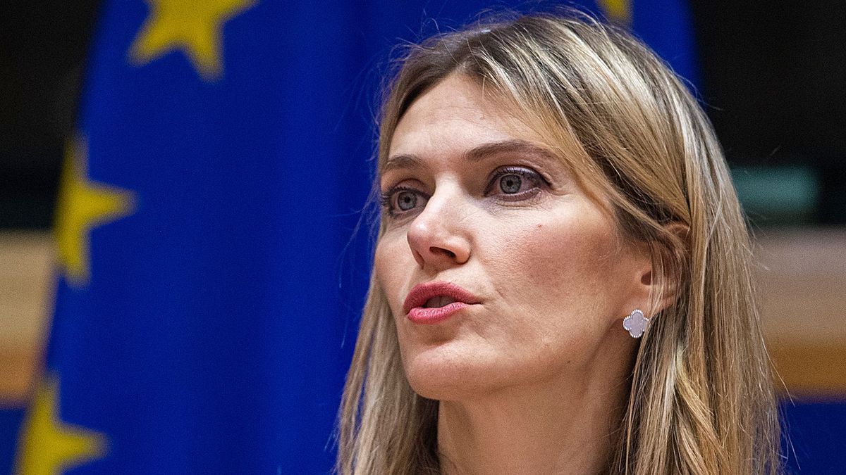 PARLAMENTO EUROPEO DESTITUYE A VICEPRESIDENTA POR SOSPECHA DE CORRUPCIÓN