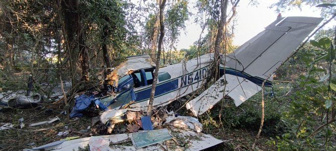 SE DESPLOMA AVIONETA EN PUERTO VALLARTA; RESCATAN A DOS TRIPULANTES