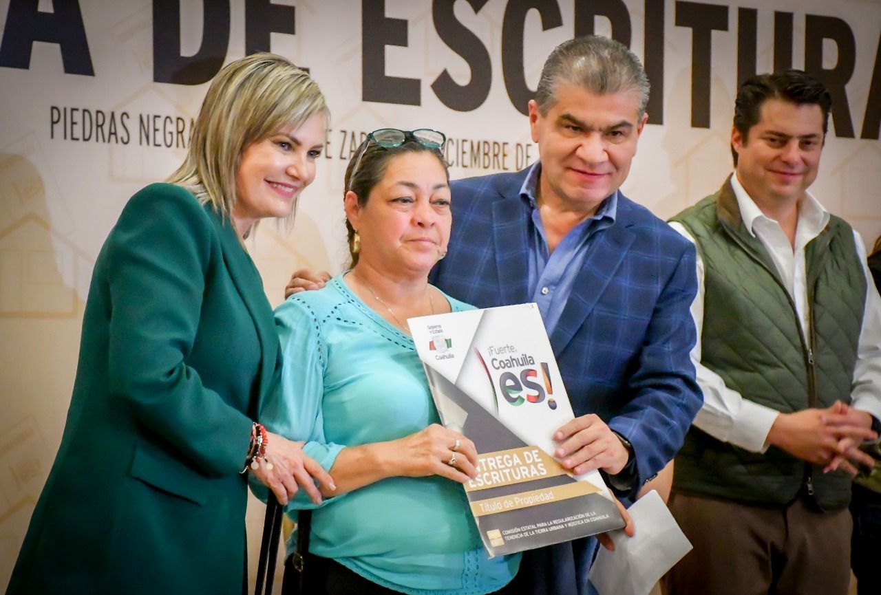 ENTREGA EL GOBERNADOR Y LA ALCALDESA 235 ESCRITURAS CON UN MAYOR A LOS 5 MILLONES DE PESOS