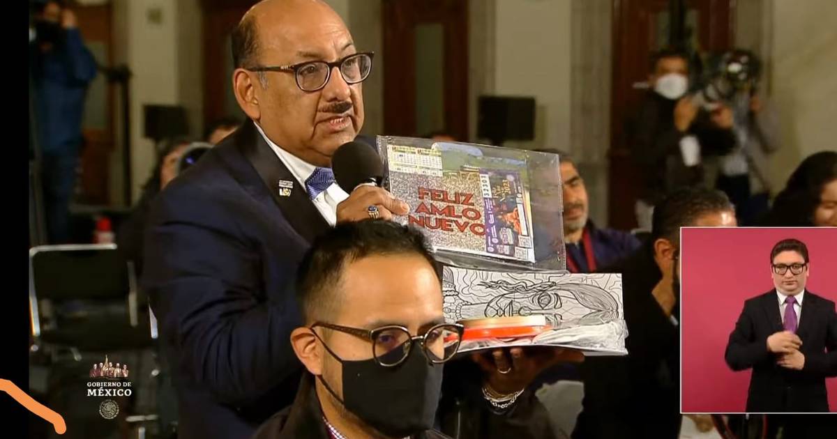 YOUTUBER “LORD MOLÉCULA” USA LA MAÑANERA PARA REGALAR LIBRO PARA COLOREAR A AMLO