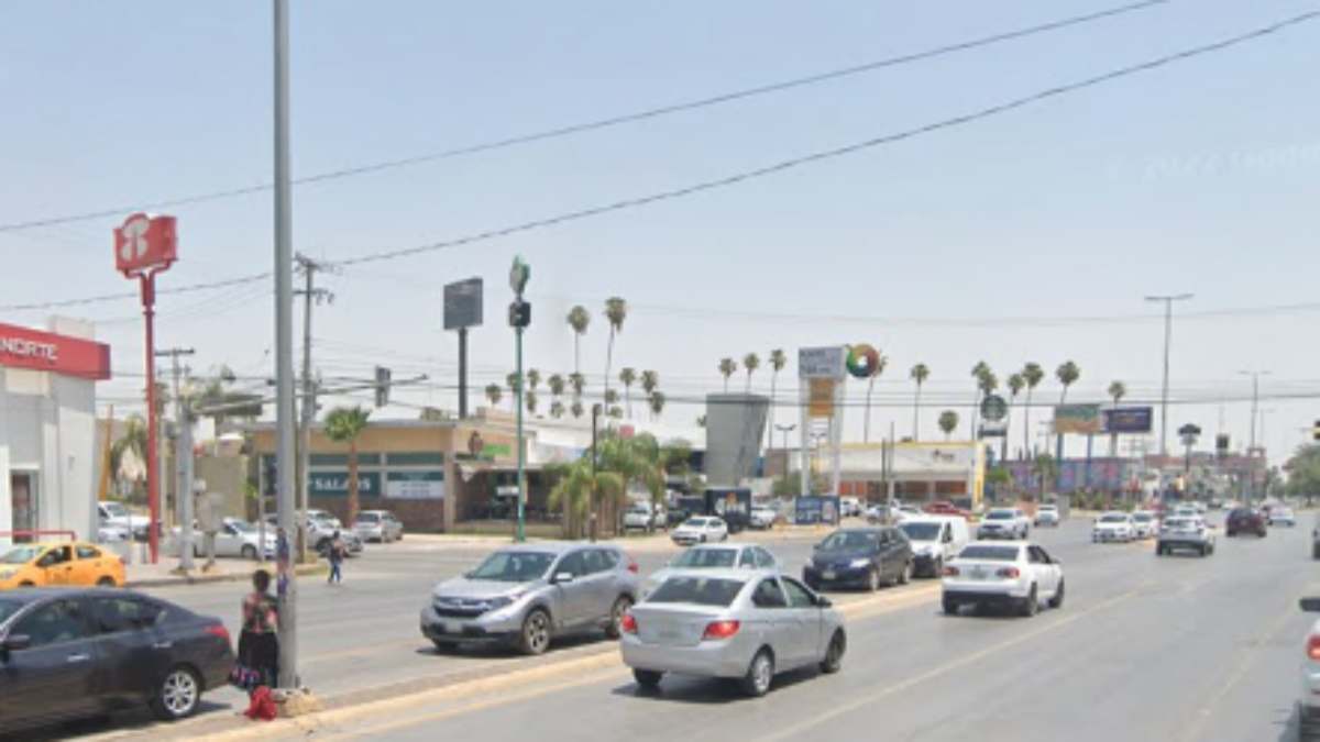 EN COAHUILA, GRABAN INTENSA PELEA ENTRE TAXISTA Y AUTOMOVILISTA; VE EL VIDEO